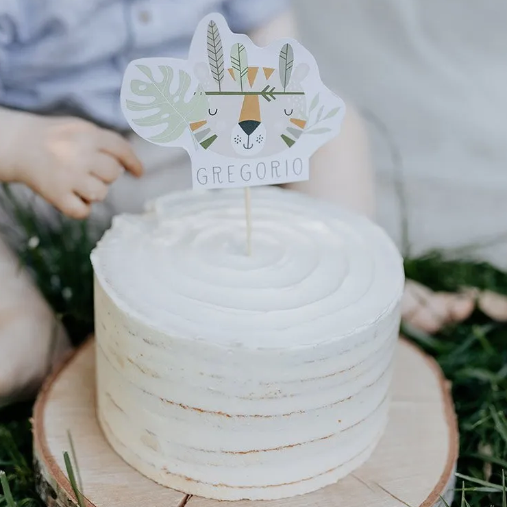 Decoración para tarta con tema de arcoíris.